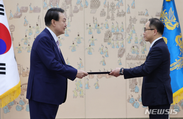 ▲ 윤석열 대통령이 16일 서울 용산 대통령실에서 이원석 검찰총장에게 임명장을 수여하고 있다. ⓒ뉴시스