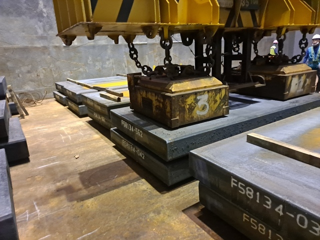 ▲ 포항제철소에서 생산한 슬라브를 광양제철소에서 전환 가공하기 위해 해상운송을 준비하는 모습 ⓒ포스코