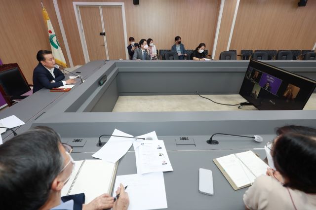 ▲ 김영환 충북지사가 16일 도청 영상회의실에서 일라나 세이드(Ilana Seid) 팔라우 유엔대사와의 화상통화를 통해 충북도와 팔라우 간의 자매결연을 제안했다.ⓒ충북도