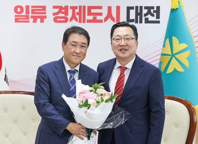 ▲ 이장우 대전시장(오른쪽)이 16일 시청에서 박연병 신임 기획조장실장에게 꽃다발을 전달하며 환영하고 있다.ⓒ대전시