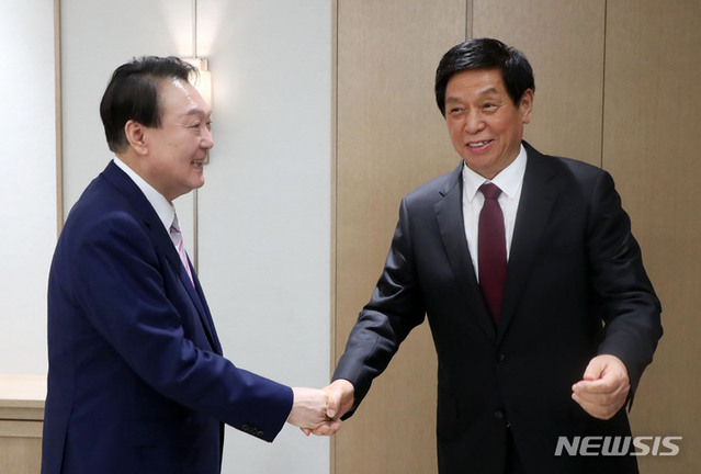 ▲ 윤석열 대통령이 16일 오후 서울 용산 대통령실에서 리잔수 중국 전국인민대표대회 상무위원장을 접견하고 있다.ⓒ뉴시스