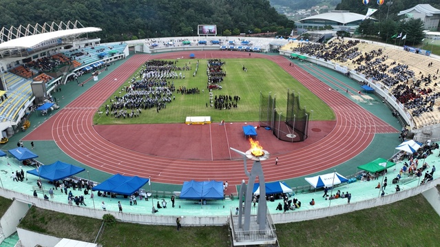 ▲ 영주시(시장 박남서)는 16일 시민운동장에서 시민 1만여명이 한자리에 모여 서로 소통하고 화합하는 ‘제43회 영주시민체육대회’를 개최했다.ⓒ영주시
