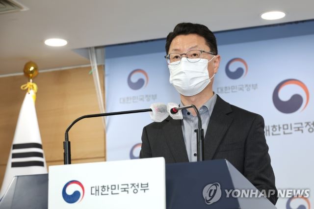 ▲ 홍진배 과학기술정보통신부 네트워크정책실장이 지난 6월 2일 정부서울청사 브리핑실에서 3.4㎓~3.42㎓ 대역 5G 주파수에 대한 할당계획을 확정하고 할당계획을 발표하고 있다. ⓒ연합뉴스