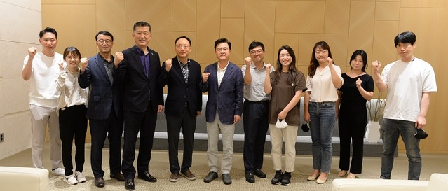 ▲ 18일 인천국제공항에서 김태흠 지사를 비롯한 충남도 미국 순방단이 출국에 앞서 기념사진을 찍고 있다.ⓒ충남도