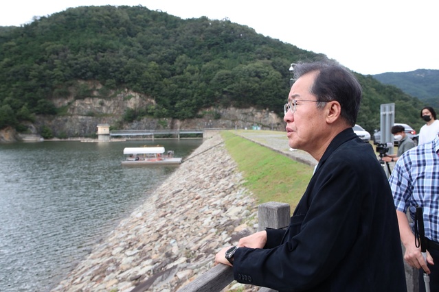 ▲ 홍준표 시장은 저수율이 크게 올라간 댐 시설 등 현장을 직접 둘러보며 맑은 물 공급에 노고가 많은 직원들을 격려했다.ⓒ대구시