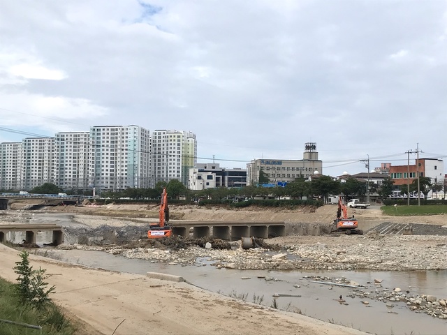 ▲ 경상북도는 태풍 힌남노로 강물이 범람해 많은 피해를 발생시킨 포항 냉천에 대해 2차 피해 방지를 위해 하천 내 퇴적토 제거와 물 흐름에 방해가 되는 시설을 철거하기로 했다.ⓒ경북도