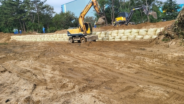 ▲ 포스코 포항제철소 직원들이 난마돌 북상에 대비해 18일 냉천 제방 유실부분 긴급 보강공사를 하는 모습. ⓒ포스코