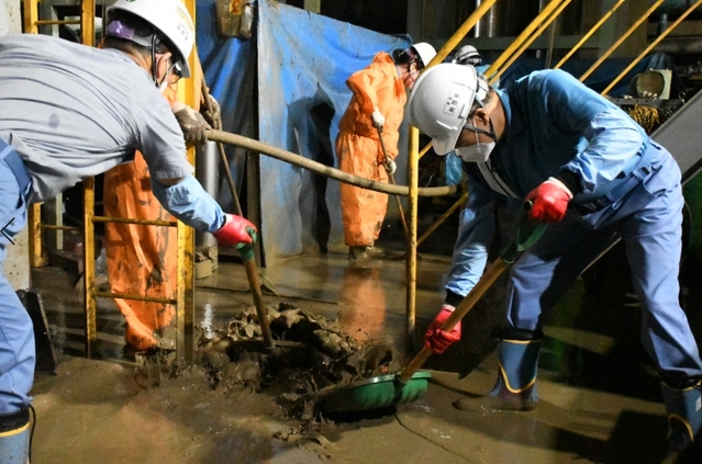 ▲ 최정우 회장(오른쪽 첫번째)도 복구 작업에 동참했다. ⓒ포스코