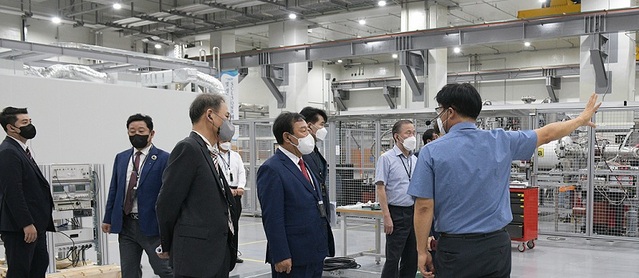 ▲ 최민호 세종시장이 지난 16일 대전 국제과학비즈니스벨트에 있는 ‘중이온가속기 연구소’을 방문해 연구원에게 설명을 듣고 있다.ⓒ세종시