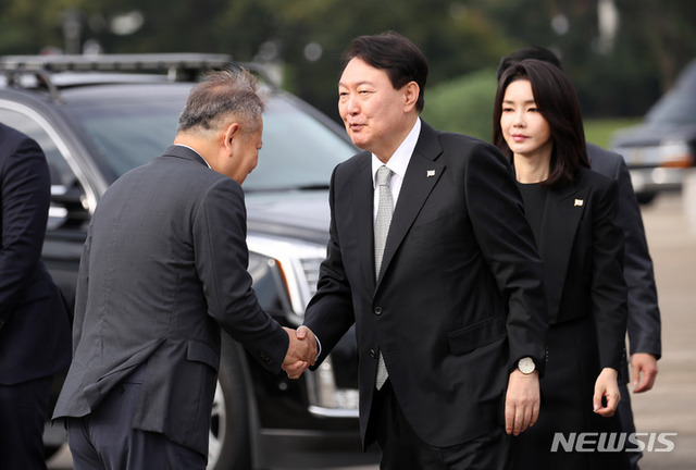 ▲ 영국, 미국, 캐나다 순방을 위해 출국하는 윤석열 대통령이 18일 경기도 성남 서울공항에서 이상민 행안부 장관과 인사하고 있다. ⓒ뉴시스