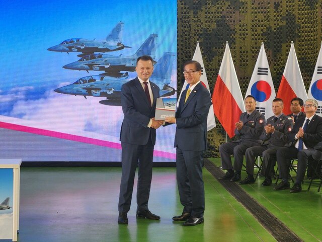 ▲ FA-50 계약 행사 기념사진. 왼쪽에서부터 브와쉬작 폴란드 부총리 겸 국방장관, 강구영 KAI 사장.ⓒKAI