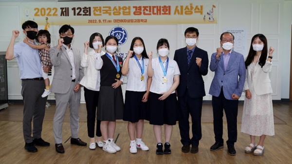 ▲ 왼쪽부터 대전여자상업고 지도교사 신성춘, 과학직업정보과장 한혁, 대전여자상업고 교장 박현주, 대전여자상업고 2학년 문희정, 대전여자상업고.ⓒ대전교육청