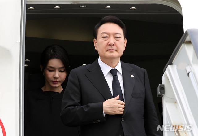 ▲ 윤석열 대통령과 부인 김건희 여사가 18일(현지시간) 영국 런던 스탠스테드 국제공항에 도착하고 있다. ⓒ뉴시스