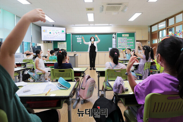 ▲ 지난 7월 서울 중구 청구초등학교에서 방학식을 마친 학생들이 교사와 인사를 나누고 있다. ⓒ강민석 기자