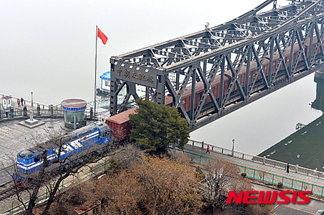 ▲ 코로나 이전인 2016년 3월 압록강 철교를 운행 중인 中北화물열차. ⓒ뉴시스. 무단전재 및 재배포 금지.