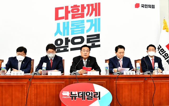 ▲ 정진석 국민의힘 비대위원장이 지난 14일 국회에서 열린 주요당직자 임명장 수여식 및 제1차 비상대책위원 회의에 참석해 모두발언을 하고 있다. ⓒ이종현 기자