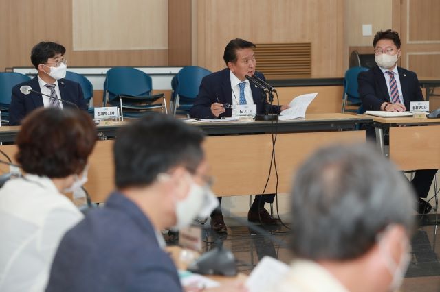 ▲ 김영환 충북지사가 19일 도청 대회의실에서 확대간부회의를 주재하고 있다.ⓒ충북도