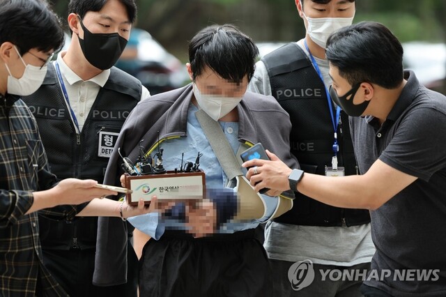 ▲ 서울 지하철 2호선 신당역 여자 화장실에서 20대 동료 여성 역무원을 살해한 전 모씨가 지난 16일 오후 구속 전 피의자 심문(영장실질심사)을 받기 위해 서울 서초동 서울중앙지법 법정으로 들어가고 있다.ⓒ연합뉴스