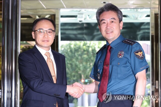 ▲ 이원석 검찰총장이 19일 오전 서울 서대문구 경찰청을 방문해 윤희근 경찰청장과 인사를 나누고 있다. ⓒ연합뉴스