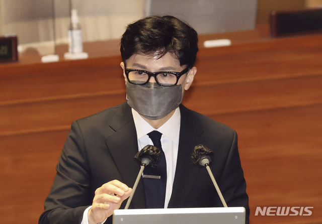 ▲ 한동훈 법무부 장관이 19일 오후 서울 여의도 국회에서 열린 제400회 국회(정기회) 제03차 본회의 정치분야 대정부질문에서 이용호 국민의힘 의원의 질의에 답변하고 있다ⓒ 뉴시스