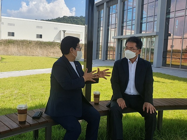 ▲ 왼쪽부터 국민의힘 임이자 경북도당위원장, 김진열 군위군수.ⓒ군위군