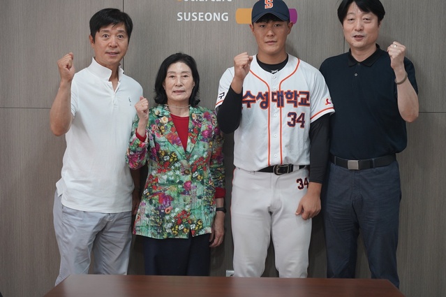 ▲ 수성대학교 김선순 총장은 19일 ‘2023 KBO 신인 드래프트’에서 KT위즈에 지명된 야구단 황의준 선수(스포츠레저과 2년)와 서석진 감독 및 전병덕 단장(스포츠레저과 교수)을 총장실로 초청, 선물을 전달하며 프로야구 입단을 축하했다.ⓒ수성대