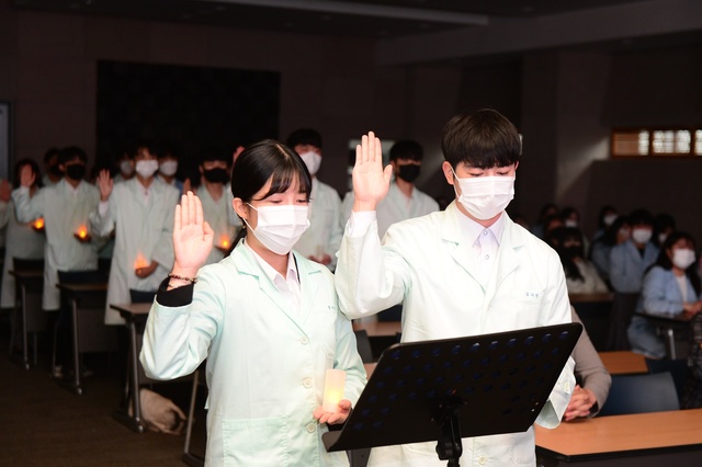 ▲ 지난 16일 대구보건대 언어치료학과 학생들이 ‘제10회 예비 언어재활사 선서식’에서 선서문을 낭독하고 있다.ⓒ대구보건대