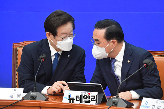 ▲ 이재명 더불어민주당 대표와 박홍근 원내대표가 19일 오전 국회에서 열린 최고위원회의에서 대화를 나누고 있다.ⓒ뉴데일리