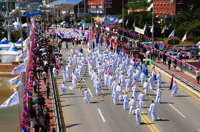 ▲ 지난 청량문화제에서 군민들이 삼계줄다리기를 하고 있다.ⓒ봉화군