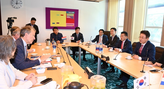 ▲ 이철우 경북도지사를 비롯한 배한철 경상북도의회 의장, 경북농업 대전환 위원 등 네덜란드 연수단은 현지시간 19일 12시 네덜란드 농업자연식품품질부 차관(Guido Landheer)과 간담회를 가졌다.ⓒ경북도