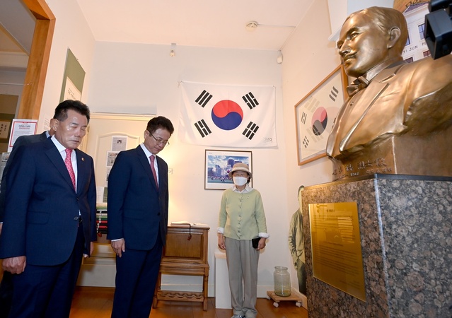 ▲ 연수단은 이준 열사 기념관을 방문해 나라의 독립을 위해 타국에서 산화하신 열사의 발자취를 따라가 보는 시간을 가졌다.ⓒ경북도