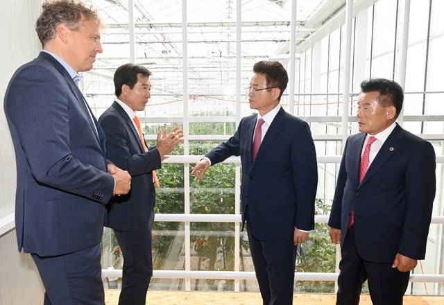 ▲ 이철우 지사와 배한철 의장이 WHC 방문에 앞서 온실 시공업체(kubo)를 찾아 시설 견학과 간담회를 가졌다.ⓒ경북도