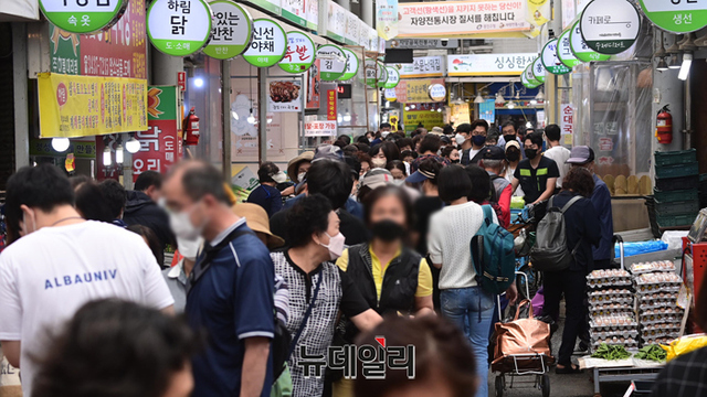 ▲ 서울 광진구 자양전통시장을 찾은 시민들이 물품을 구입하고 있다.ⓒ뉴데일리DB