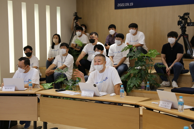 ▲ 19일 열린 LS퓨처데이에서 구자은 LS그룹 회장이 신사업 아이디어에 대한 피드백을 하고 있다. ⓒLS