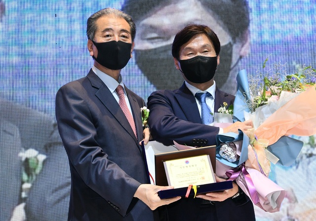 ▲ 조현일 경산시장(오른쪽)은 지난 16일 대구 섬유박물관에서 개최된 제2회 자유대한민국희망연대 시상식에서 지방행정 대상을 수상했다.ⓒ경산시