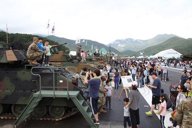 ▲ 2009년 군장비 전시 모습.ⓒ계룡세계군문화엑스포 조직위