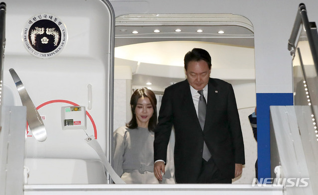 ▲ 윤석열 대통령과 부인 김건희 여사가 19일(현지시간) 뉴욕 JFK 국제공항에 도착해 공군 1호기에서 내리고 있다. ⓒ뉴시스