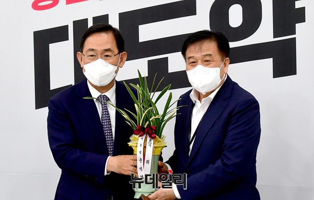 ▲ 주호영 국민의힘 원내대표가 20일 국회에서 이진복 정무수석을 접견하고 윤석열 대통령이 보낸 축하난을 전달받고 있다. ⓒ이종현 기자