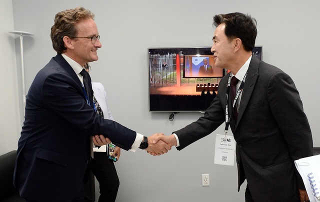 ▲ 언더2연합의장인 김태흠 충남도지사가 뉴욕에서 팀_애쉬_비_사무국장과 악수를 하고 있다.ⓒ충남도