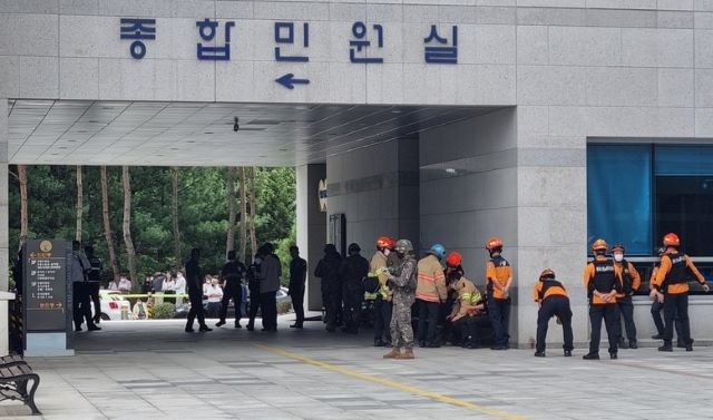 ▲ 20일 낮 12시 28분쯤 청주시 서원구 산남동 청주지방법원에 폭발물이 설치됐다는 신고가 소방당국에 접수돼 소방당국과 군이 출동해 폭발물 설치 여부를 확인하고 있다.ⓒ독자제공
