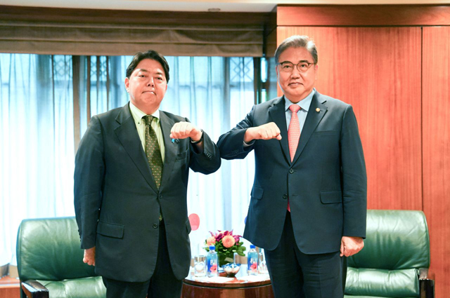 ▲ 박진 외교부 장관과 하야시 요시마사 일본 외무성 장관이 19일(현지시간) 미국 뉴욕에서 50분 간 회담을 가졌다. ⓒ외교부 제공.