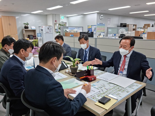 ▲ 박현국 군수가 행안부 및 기재부 방문해 주요 국책사업 추진 위한 국비 지원을 건의하고 있다.ⓒ봉화군