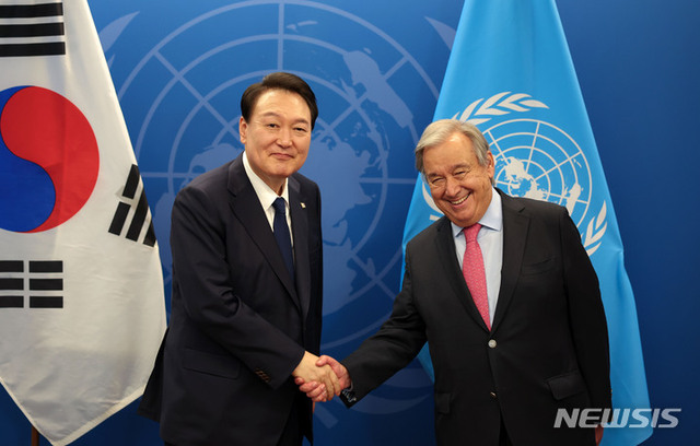 ▲ 윤석열 대통령이 20일(현지시간) 뉴욕 유엔사무국에서 안토니우 구테흐스 유엔 사무총장과 면담에 앞서 악수하고 있다. ⓒ뉴시스