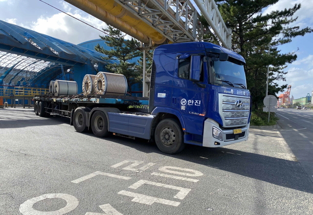 ▲ 포항제철소 제품창고 검수장에서 전기강판 코일을 출하하는 모습. ⓒ포스코