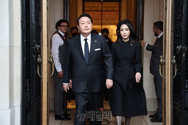 ▲ 윤석열 대통령과 김건희 여사가 지난 19일(현지시각) 고 엘리자베스 2세 여왕의 장례식에 참석하기 위해 영국 런던의 한 호텔을 나서고 있다.ⓒ대통령실