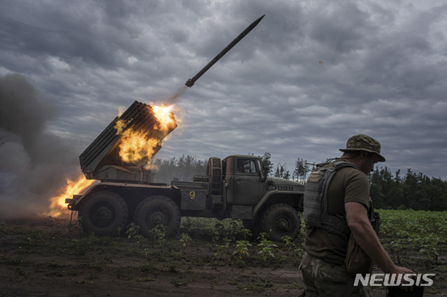 ▲ 하르키우 전방 지역에서 러시아군을 향해 다연장 로켓을 발사하는 우크라이나 군. ⓒ뉴시스 AP. 무단전재 및 재배포 금지.