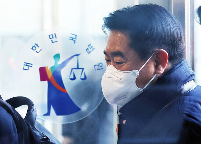 ▲ 최윤길 전 성남시의회 의장이 1월 18일 오전 경기도 수원지법에서 열린 구속 전 피의자 심문(영장실질심사)에 출석하고 있다. ⓒ연합뉴스