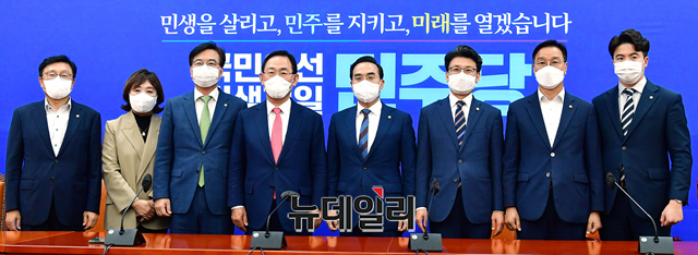 ▲ 주호영 국민의힘 원내대표가 21일 국회에서 박홍근 더불어민주당 원내대표를 예방하고 기념사진을 촬영하고 있다.ⓒ이종현 기자