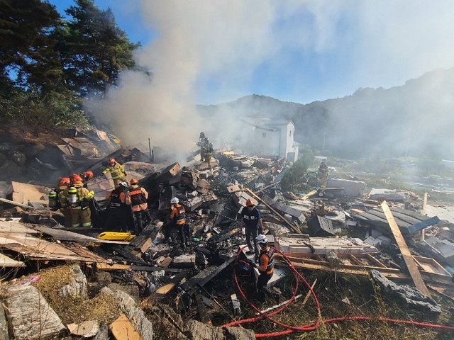 ▲ 21일 오후 2시 49분쯤 세종시 연기면의 한  단독주택에서 불이 소방대원들이 진화작업을 하고 있다.ⓒ세종소방본부