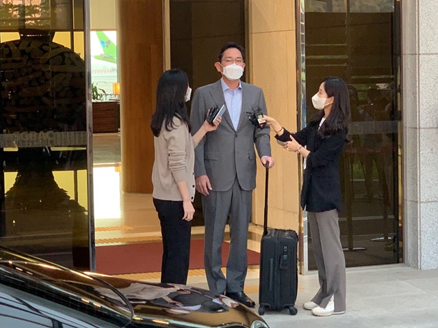 ▲ 이재용 삼성전자 부회장이 21일 오후 5시50분경 서울 강서구 김포공항 서울비즈니스항공센터(SGBAC)를 통해 귀국했다. ⓒ이성진 기자